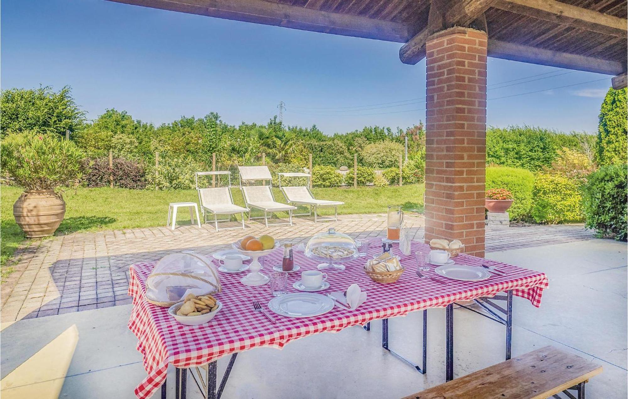 Awesome Home In Ariano Nel Polesine With Kitchen San Basilio Esterno foto