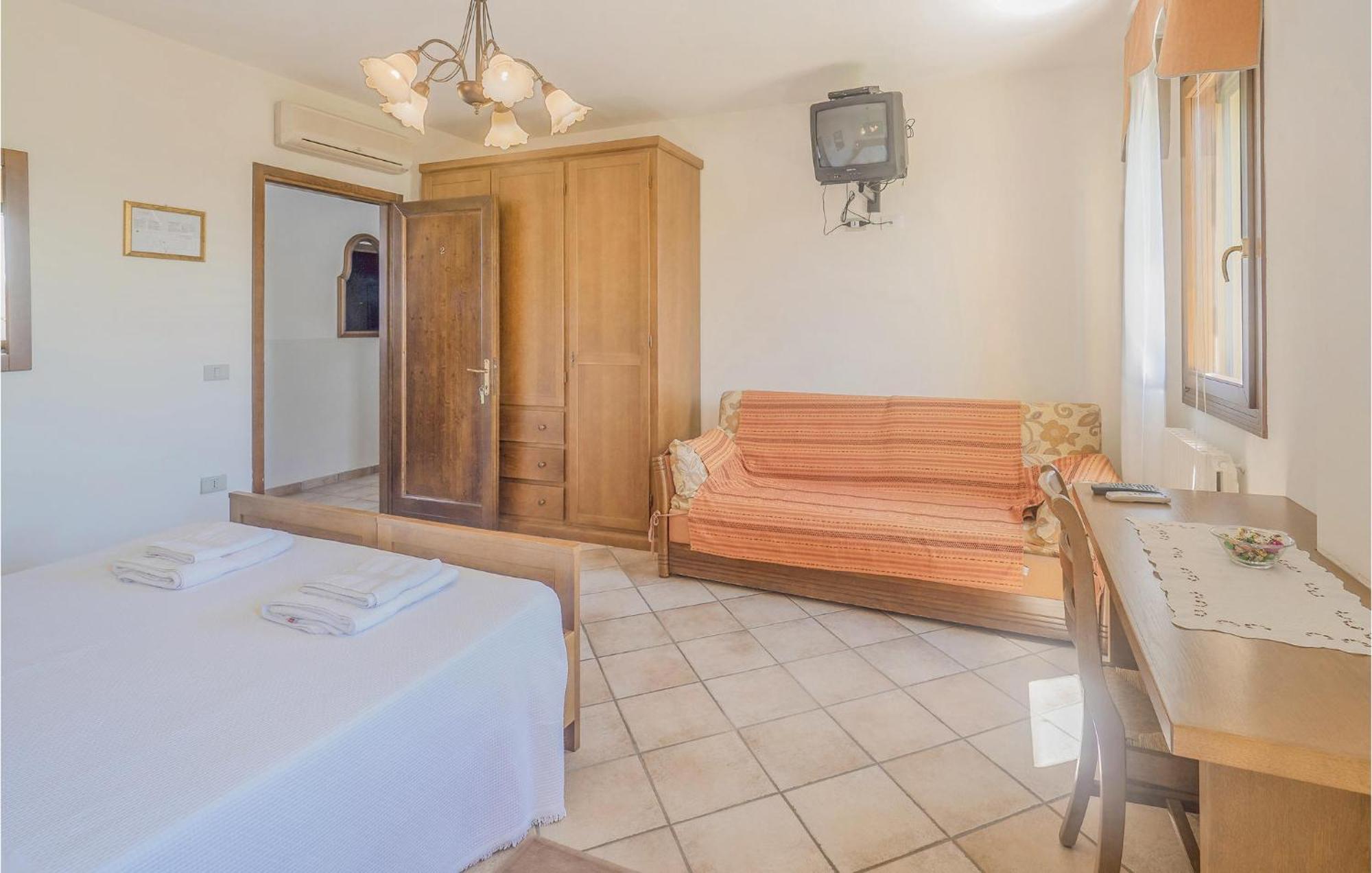 Awesome Home In Ariano Nel Polesine With Kitchen San Basilio Esterno foto