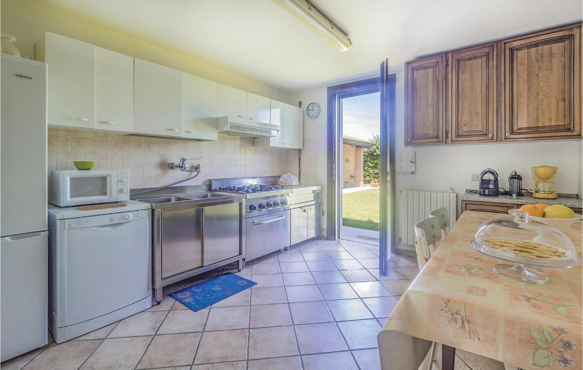 Awesome Home In Ariano Nel Polesine With Kitchen San Basilio Esterno foto